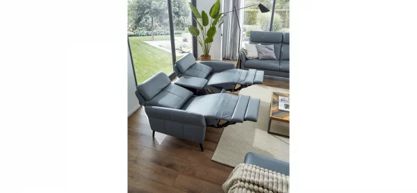 Sofa Fresno - 2-Sitzer inkl. Relaxfunktion motorisch mit Zwischenelement schwarz, inkl. Tisch/USB/Steckdose, Leder Hellblau – Bild 3