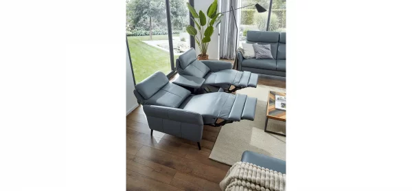 Sofa Fresno - 2-Sitzer inkl. Relaxfunktion motorisch mit Zwischenelement schwarz, inkl. Tisch/USB/Steckdose, Leder Hellblau – Bild 4