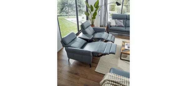 Sofa Fresno - 2-Sitzer inkl. Relaxfunktion motorisch mit Zwischenelement schwarz, inkl. Tisch/USB/Steckdose, Leder Hellblau – Bild 5