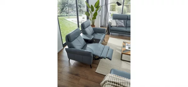 Sofa Fresno - 2-Sitzer inkl. Relaxfunktion motorisch mit Zwischenelement schwarz, inkl. Tisch/USB/Steckdose, Leder Hellblau – Bild 10