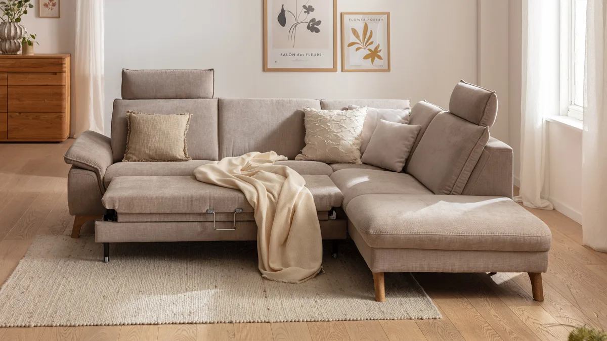 Ecksofa Tulsa KS - 2,5-Sitzer, Spitzecke und 1,5-Sitzer mit Anstellhocker aufklappbar rechts, inkl. Kopfstütze, AL verstellbar und Schlaffunktion, Stoff, Graubeige – Bild 4