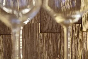 Alternative view of Highboard Bakersfield - inkl. Beleuchtung, Rückwand mit Holzschindeln, Asteiche massiv, geölt
